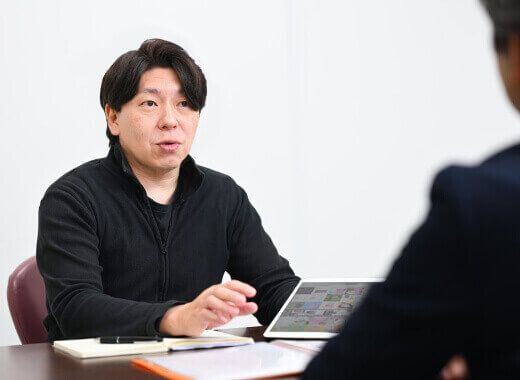 ヒアリングを行う男性社員の様子