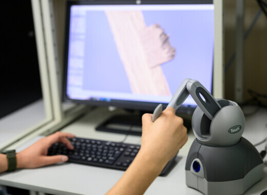 PCを使用して3Dモデルデータを作成する様子