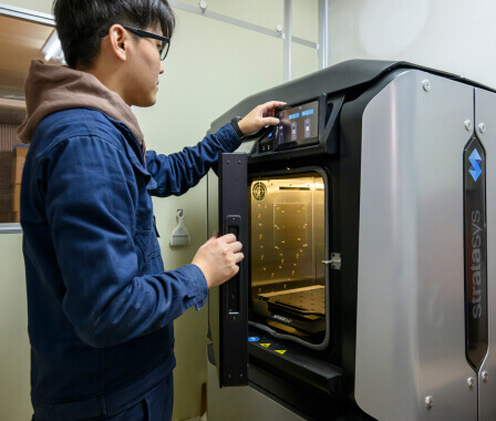 3Dプリンタを使用して試作品を製作している様子