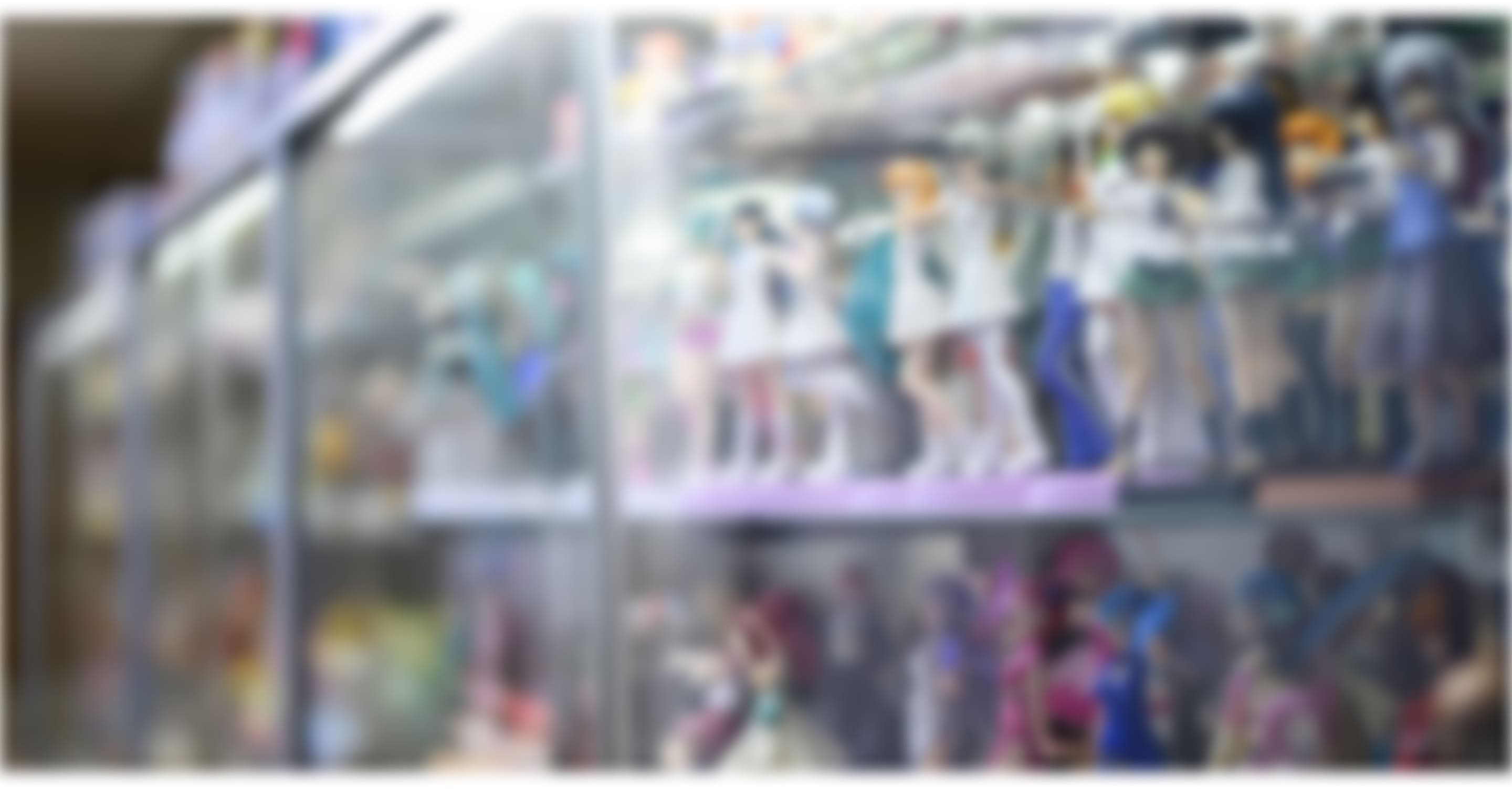 ガラスケースに並べられたたくさんのフィギュア